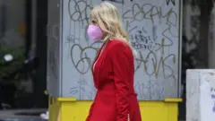 Жительница Греции в маске