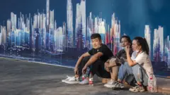 上海恆大中心外數名群眾蹲守（21/9/2021）