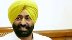 ਖਹਿਰਾ ਨੇ ਇਲਜ਼ਾਮ ਲਾਇਆ ਕਿ ਪੰਜਾਬ ਪੁਲਿਸ ਦੇ ਭੁਲੱਥ ਦੇ ਡੀਐਸਪੀ ਨੇ ਬਿਨਾਂ ਕਿਸੇ ਸ਼ਿਕਾਇਤ ਤੋਂ ਸਿਰਫ਼ ਸੂਤਰਾਂ ਦੇ ਹਵਾਲੇ ਨਾ ਰਪਟ ਦਰਜ ਕਰਕੇ ਜੋਗਿੰਦਰ ਸਿੰਘ ਨੂੰ ਗ੍ਰਿਫ਼ਤਾਰ ਕਰ ਲਿਆ ਹੈ।