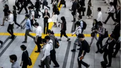 Бул топтун арасында канча "смартфон-зомби" бар экенин айтуу кыйын