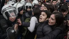 Kadıköy'deki "Las Tesis" protestosuna katılan kadınlar