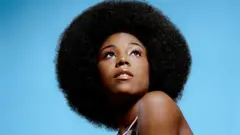 Une jeune africaine avec des cheveux touffus