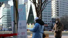 신종코로나바이러스 감염증(코로나19) 확진자가 역대 최다인 1241명이 발생한 25일 서울 중구 서울광장에 마련된 임시선별진료소에 시민들이 검사를 위해 줄을 서 있다