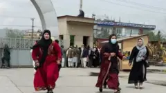 مادران دانش آموزان هزاره پس از حملات روز سه‌شنبه به دو مدرسه در دشت برچی