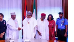 Shugaban Najeriya Muhammadu BUhari tare da shugaban hukumar zaben kasa INEC Mahmoud Yakubu da babban sipeton 'yan sanda Muhammad Adamu