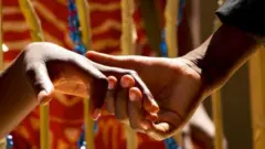 ለድጋፍ የተዘረጉ እጆች