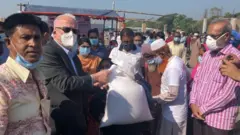 সাতক্ষীরায় ত্রাণ বিতরণ করছেন জার্মান রাষ্ট্রদূত