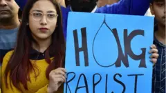 హైదరాబాద్ వెటర్నరీ డాక్టర్‌పై అత్యాచారం, హత్యను నిరసిస్తూ అమృత్‌సర్‌లో ప్లకార్డు ప్రదర్శిస్తున్న యువతి. 1 డిసెంబర్ 2019న తీసిన చిత్రం