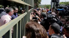 Funcionário da embaixada venezuelana fala com jornalistas em Brasília