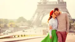 Pareja ante la torre Eiffel