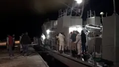 Kurtarılan göçmenler gemiyle Lampedusa'ya götürüldü