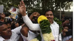 2017-இல் 2ஜி அலைக்கற்றை வழக்கில் சிபிஐ நீதிமன்றத்தால் விடுவிக்கப்பட்ட பிறகு வெளியே வந்த ஆ. ராசா