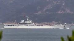 Военный корабль Китая в Тайваньском проливе