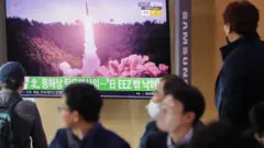 북한 탄도미사일 발사 뉴스를 시청하는 사람들