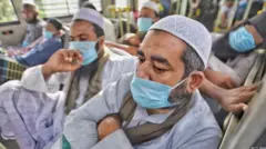 માસ્ક પહેરેલા લોકો