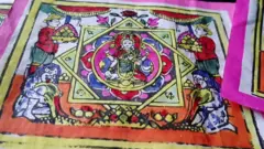 लक्ष्मीपूजाको दिन लक्ष्मीको चित्र टाँसेर किन पूजा गर्ने चलन रहिआएको छ। चित्रकारहरूले यस्ता परम्परागत चित्रहरू हातले बनाउँछन्। किन प्रयोग गरिन्छ यस्तो चित्र, एक भिडिओ।
