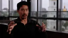 최전선에서 국제의용군 특수작전팀을 지휘하면서 생사를 넘어들었던 순간들을 생생히 증언했다.