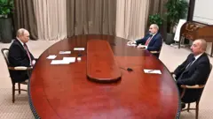 Rusiya Prezidenti Vladimir Putin, Ermənistanın baş naziri Nikol Paşinyan və Azərbaycan Prezidenti İlham Əliyev 26 noyabr 2021-ci il, Rusiyanın Soçi şəhərində üçtərəfli görüşdə iştirak edirlər