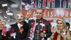 رجب طيب أردوغان وزوجته وسط حشود