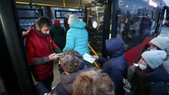Люди заходят в автобус по QR-коду