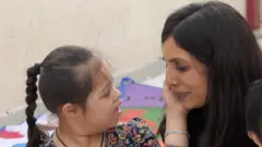 માનસિક વિકલાંગ બાળકોની સંભાળ લેતાં મહિલા