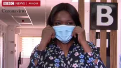 La journaliste Awa Cheick Faye portant un masque