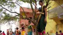 கரகாட்டம், ஒயிலாட்டம் என பாரம்பர்ய கலைகளில் ஆர்வம் காட்டும் மாணவர்கள்