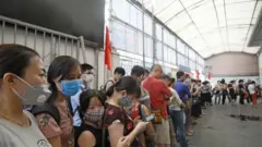Nhiều người Việt mong có việc làm, thu nhập tốt