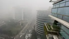 মঙ্গলবার সকালে ঢাকা ঘন কুয়াশায় ঢেকে যায়