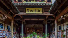 Skywell bertindak sebagai penghambat panas, melindungi penghuni dari udara luar yang panas.