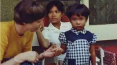 ইন্দোনেশিয়া থেকে অল্পবয়সে বিদিয়া অস্তুতি বোয়ের্মাকে দত্তক নিয়েছিল একটি ডাচ পরিবার