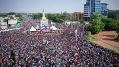 La foule des manifestants à la manifestation anti-IBK.