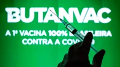Vacina num fundo verde escrito Butanvac