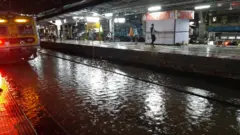 बदलापूर स्थानकात रेल्वे रुळावर पाणी साचलं होतं.