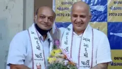 મહેશ સવાણી મૂળ પાલિતાણા નજીક આવેલા રામપરડા ગામના છે અને સુરતમાં તેઓ રિયલ એસ્ટેટ અને હીરાના બિઝનેસ સાથે સંકળાયેલા છે. તેઓ શૈક્ષણિક સંસ્થાઓ પણ ચલાવે છે.