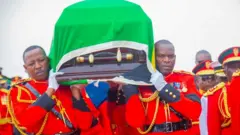 Abasiriakare batwaye isanduku