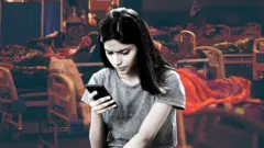 मोबाइल फोन पर एक महिला