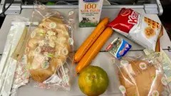 Bữa ăn của khách bay "combo" từ London về Vân Đồn ngày 15/01.