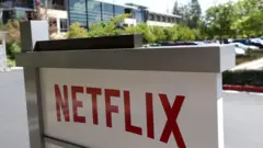 নেটফ্লিক্স তার অংশীদারদের সতর্ক করেছে যে আগামী তিন মাসে আরো দুই লাখ গ্রাহক তাদের সেবা নেয়া বন্ধ করে দিতে পারে।