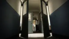 Portas abertas em corredor