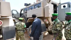 Intumwa idasanzwe ya AU muri Somalia yerekwa ibyo bikoresho by'ingabo z'u Burundi ziri mu butumwa bwa AMISOM