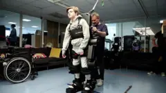 Оскар Констанца в экзоскелете