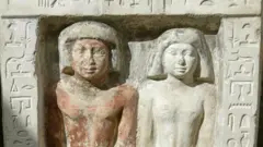 tumba egípcia com um casal
