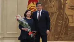 Касмамбетова сыйлык алып жаткан учуру