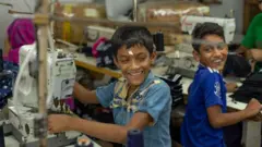 Anak-anak bekerja di pabrik pakaian di Bangladesh