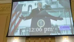 2021年1月6日の米議会襲撃事件を調査する米議会下院特別委員会の公聴会初日、当日のトランプ氏の姿が映し出された（9日、ワシントン）