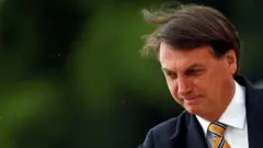 O presidente do Brasil, Jair Bolsonaro, antes da cerimônia do Dia da Bandeira no Palácio do Planalto, em Brasília, em 19 de novembro de 2020