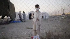 Толибон ҳокимиятга келганидан кейин кўплаб афғонлар қўшни мамлакатларга, хусусан, Эронга ҳам қочиб ўтдилар(2021 йил 16 августида Афғон Эрон чегарасида олинган фото)