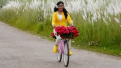 বাইসাইকেল চালানো হচ্ছে।