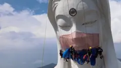 Буддийская статуя в маске